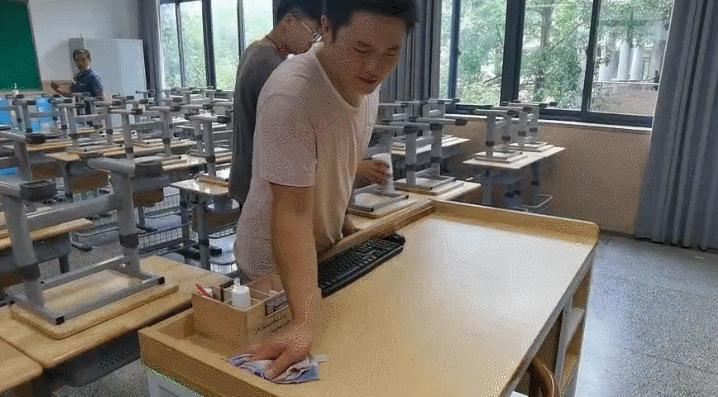 DƬ